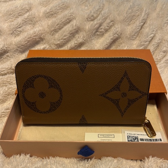 Louis Vuitton Reverse Monogram Zippy Wallet - Picture 2 of 11
